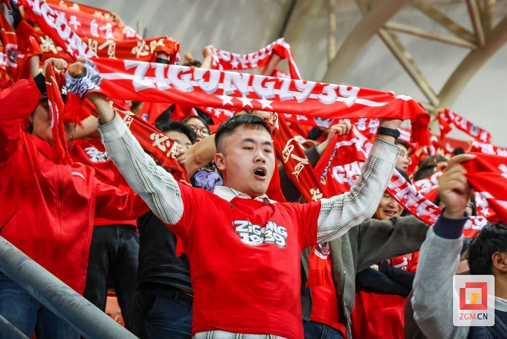 球迷大声呐喊 记者 周馨钰 摄.JPG