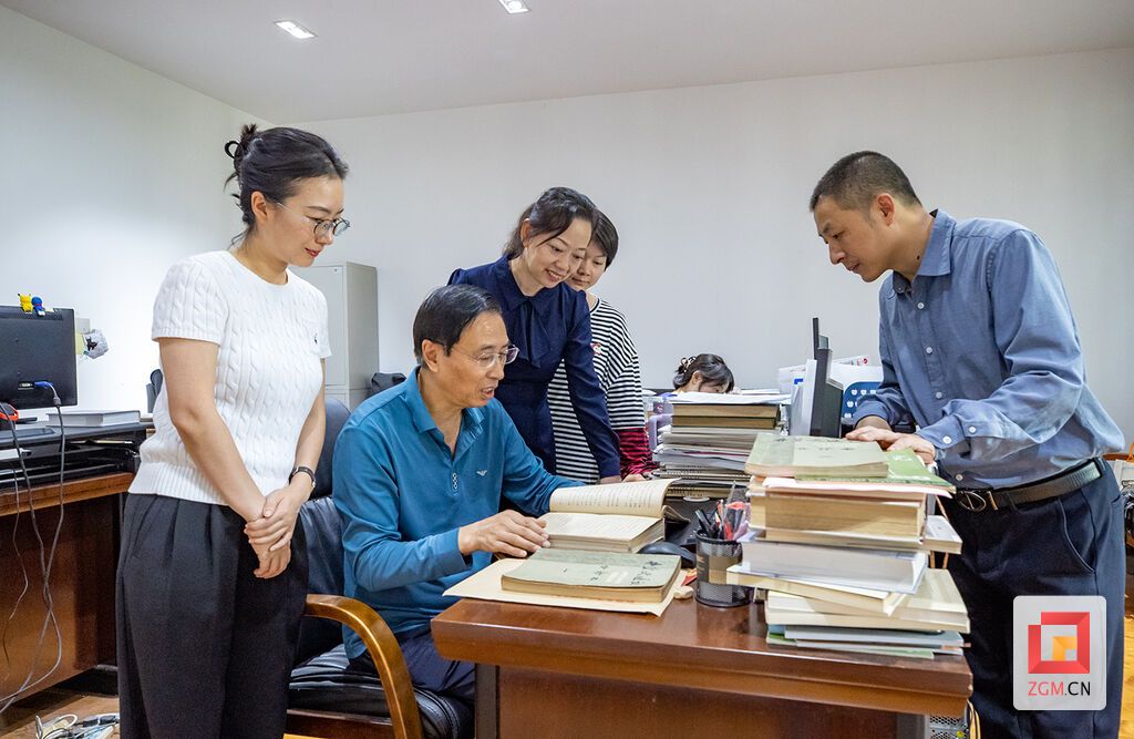 《盐业史研究》编者查阅相关资料、探讨学术问题.jpg