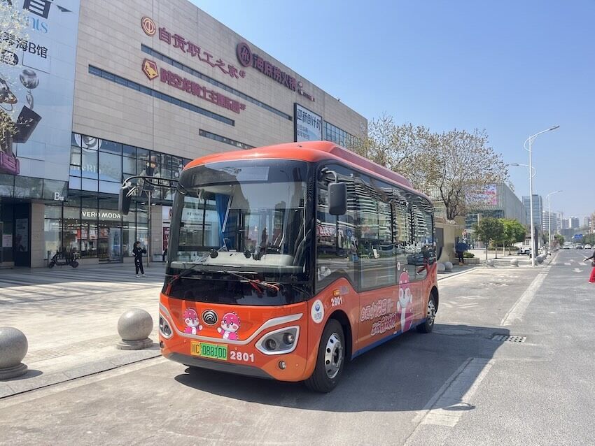 “小龙巴”网约定制公交便利市民出行。自贡市交通运输局供图