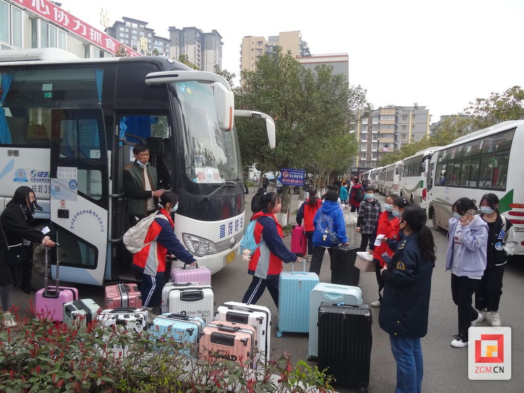 學(xué)生周末放假集中乘坐校園直通車.JPG