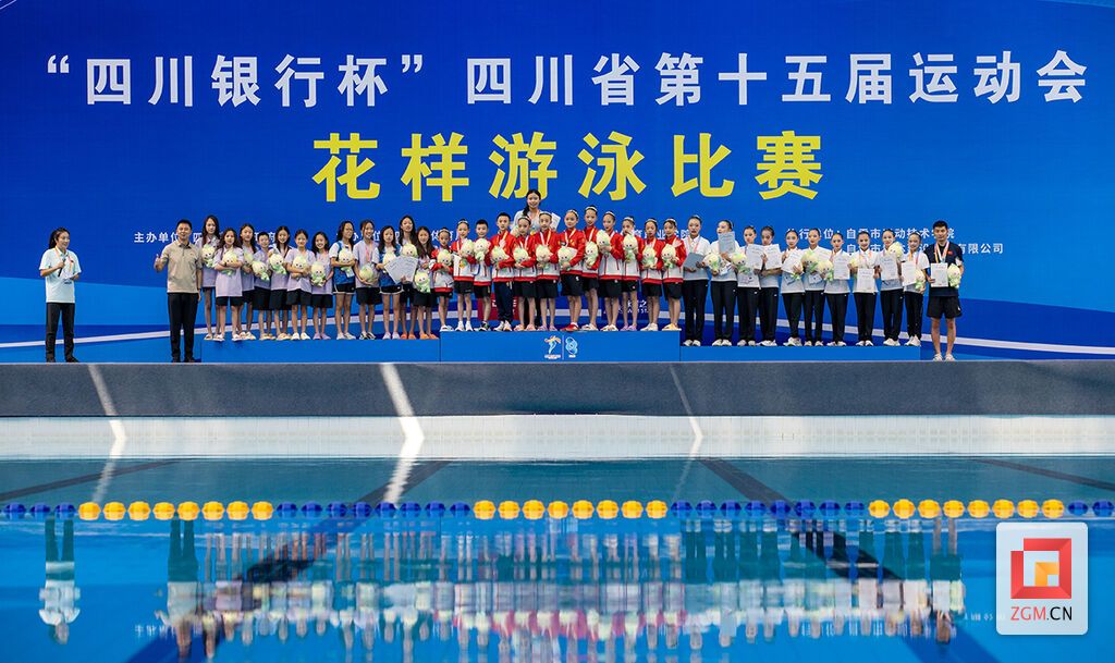 颁发证书 记者 叶卫东 摄.jpg