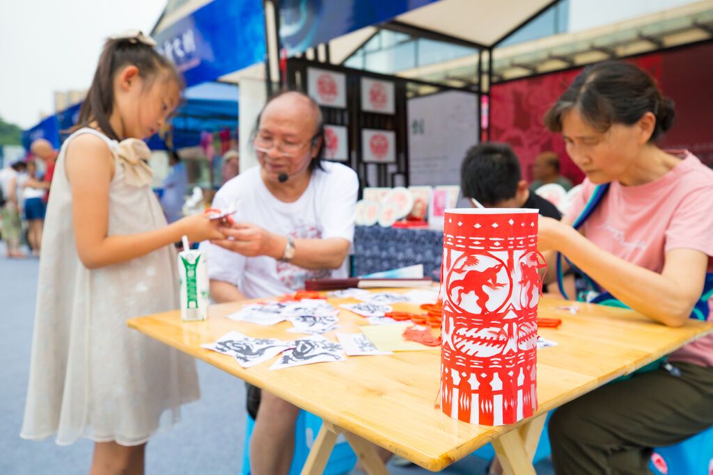 自貢剪紙惟妙惟肖.jpg
