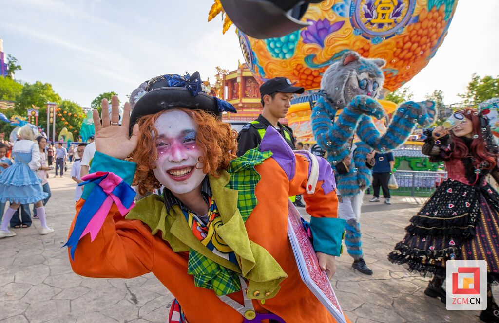 爱丽丝奇幻之旅巡游 记者 叶卫东 摄 .jpg