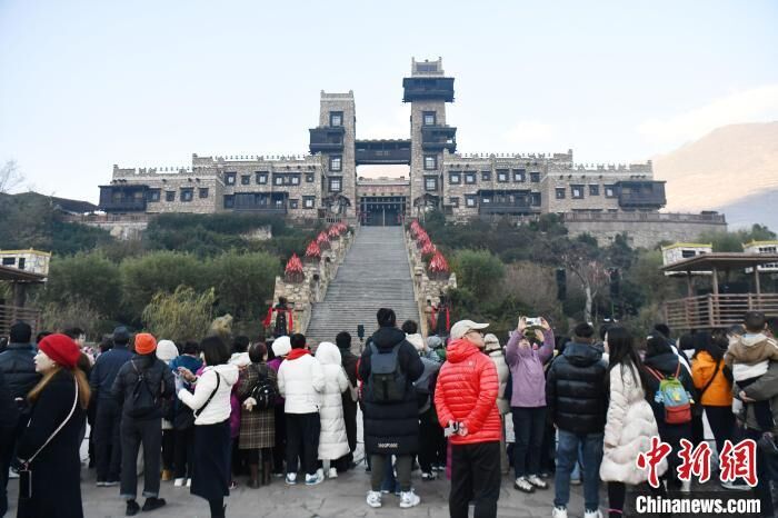 四川茂县中国古羌城开城门仪式吸引游客