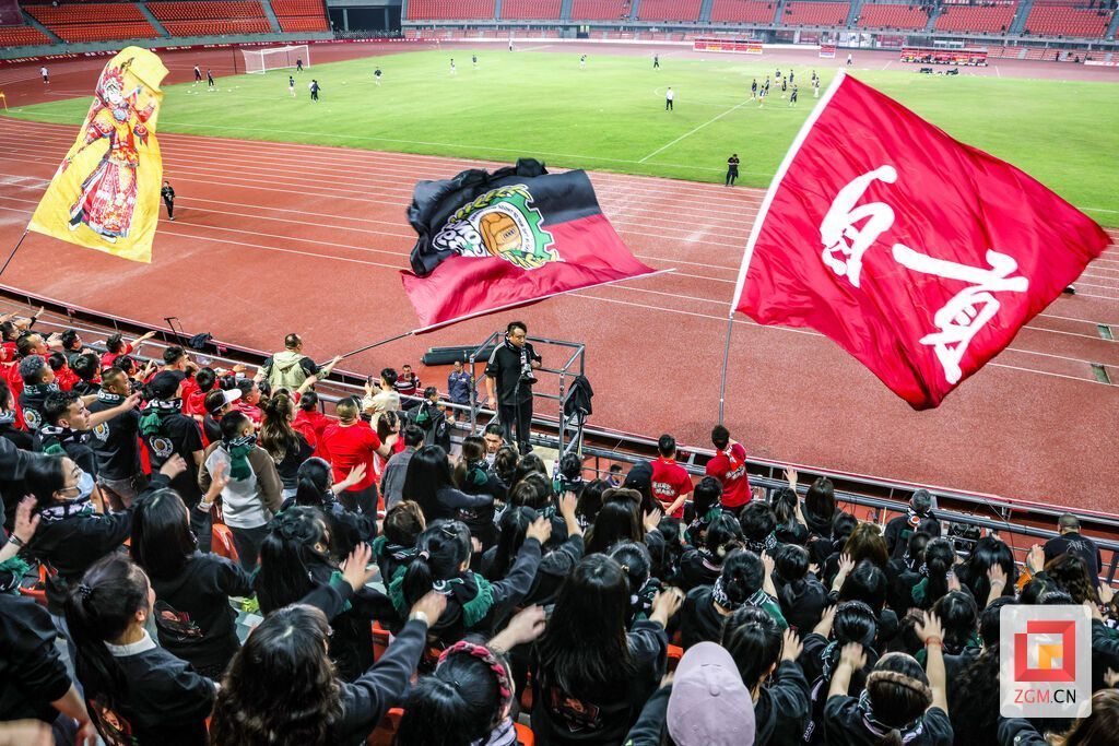 拉练现场，十一名自贡队员在绿茵场上积极备战，“第十二人”自贡球迷在看台热血应援。记者 周馨钰 摄.JPG