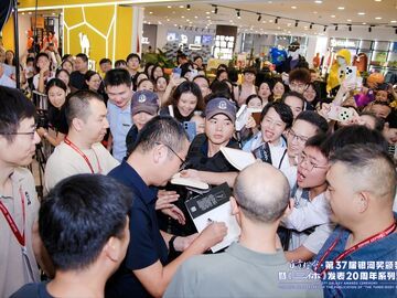 火爆！刘慈欣自贡签售会 800余名读者共赴“科幻之约”