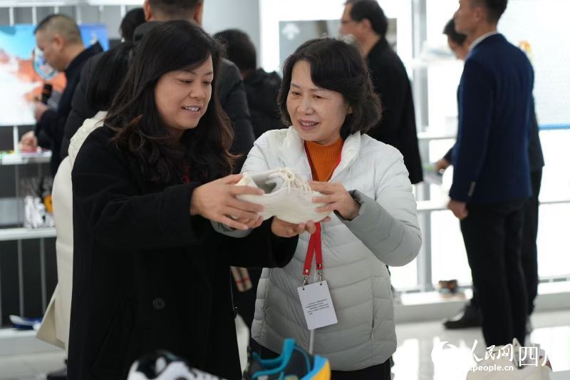 代表們在安岳安鑫體育用品有限公司進行視察。人民網(wǎng)記者 李平攝