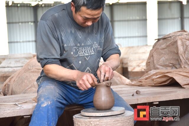 小件酒具手工塑形（周航宇攝）.JPG
