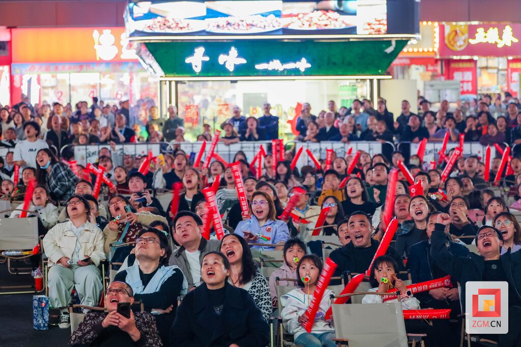 全民为自贡队加油 记者 宋姿熠 摄.jpg