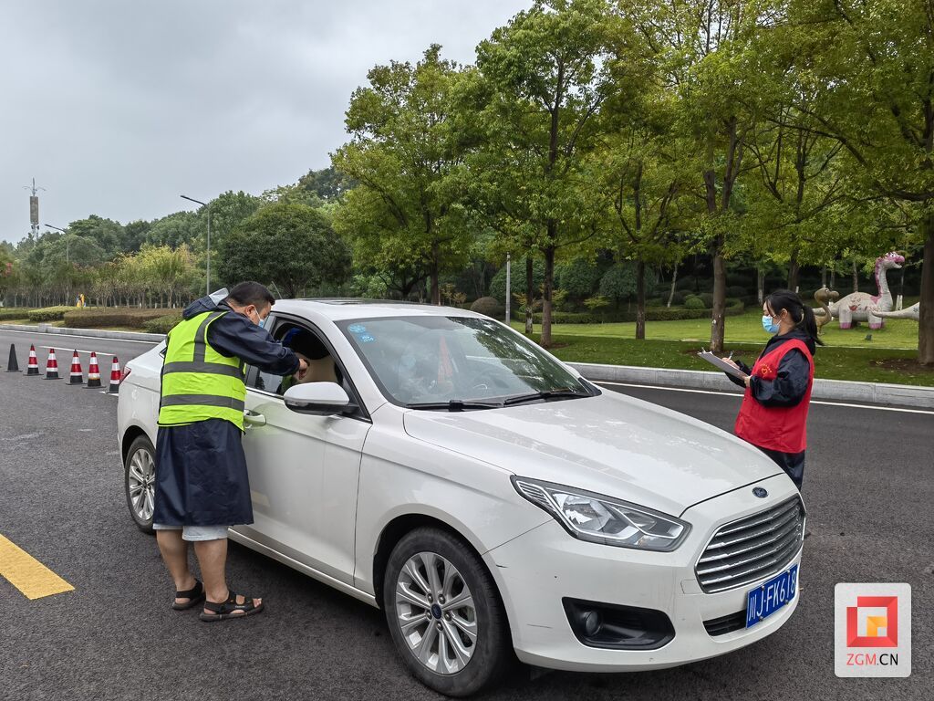 青年黨員志愿者查正珊則負責對車輛號牌和乘車人員數(shù)等進行記錄.jpg