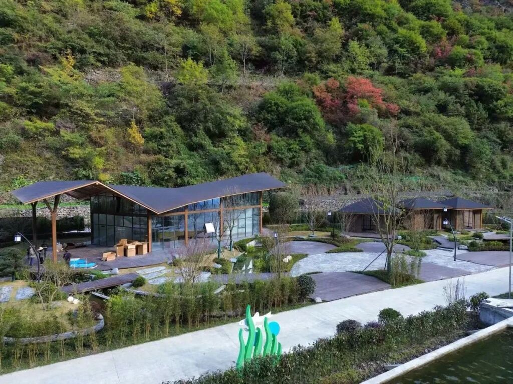 甲米冷水鱼花园餐厅，依托雪山活水养殖基地，现捞现做雪山冷水鱼宴，花园观景，品味理县高原生态鲜鱼。.jpg