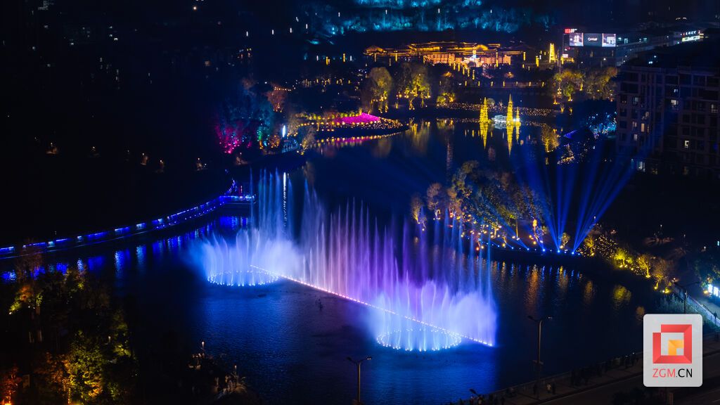 音乐喷泉翩然舞动 五彩斑斓的灯光映照在灵动的水柱上 记者 宋姿熠 摄.jpg