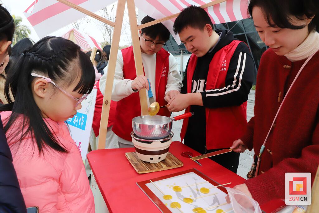 糖画制作 记者 陈凡逸 摄.JPG