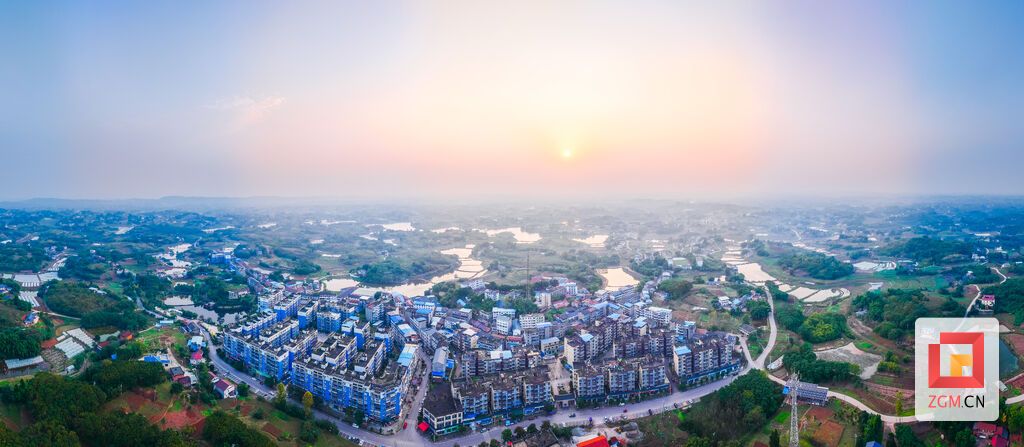 落日为九洪乡镀上乡村振兴的金色希望 记者 宋姿熠 摄.jpg