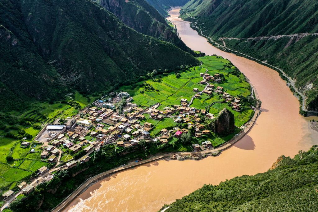 图：如今的岗托村全景（图片由昌都报社提供）