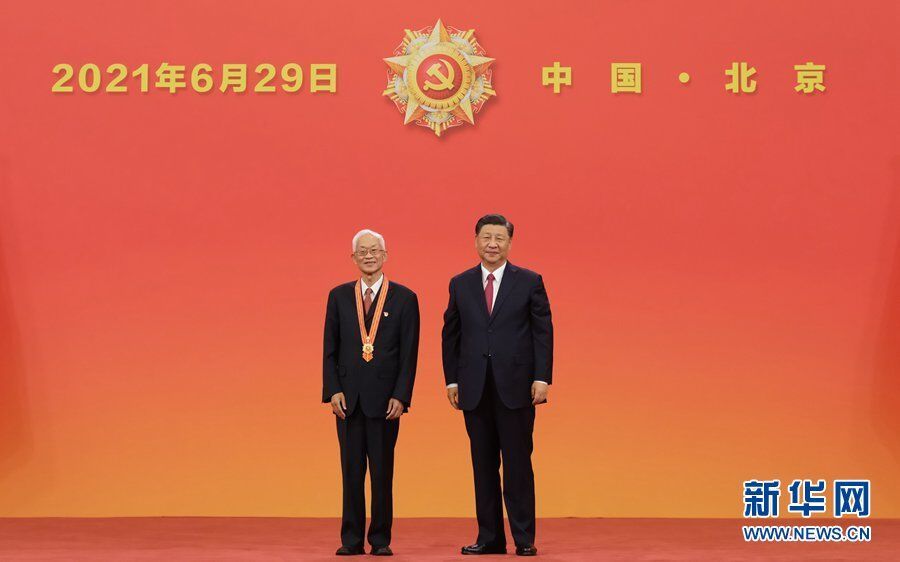 6月29日，庆祝中国共产党成立100周年“七一勋章”颁授仪式在北京人民大会堂金色大厅隆重举行。中共中央总书记、国家主席、中央军委主席习近平向“七一勋章”获得者刘贵今颁授勋章。新华社记者 李学仁 摄