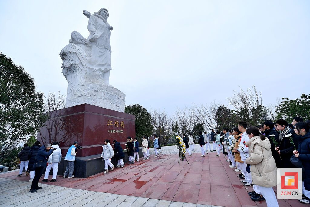 來(lái)到江姐故里紅色教育基地.JPG