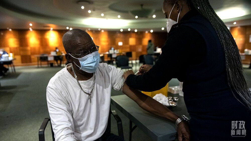 △2021年5月，南非比勒陀利亚，当地民众在接种新冠疫苗。（图/视觉中国）