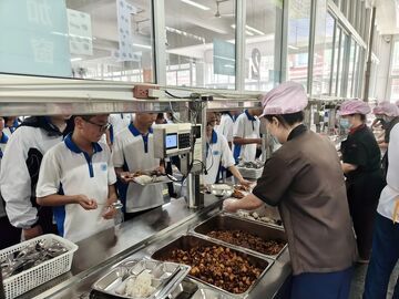 家校共治守护舌尖安全 自贡二十八中打造暖心阳光食堂