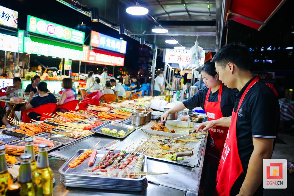 各色烤串摆满摊位,摊主忙碌烹制,灯火喧嚣勾勒自贡夜市鲜活烟火。 记者 宋姿熠 摄.jpg