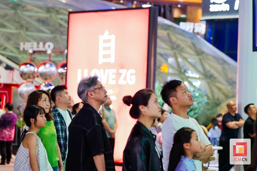 市民驻足违规 记者 宋姿熠 摄.jpg