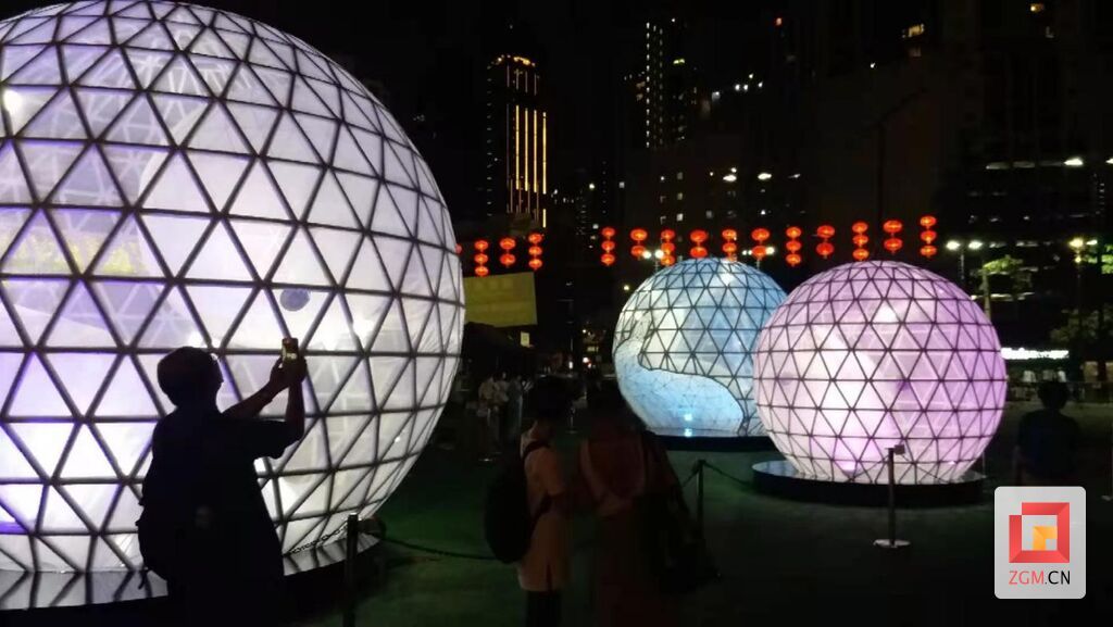 香港市民賞燈慶祝中秋佳節(jié).jpg