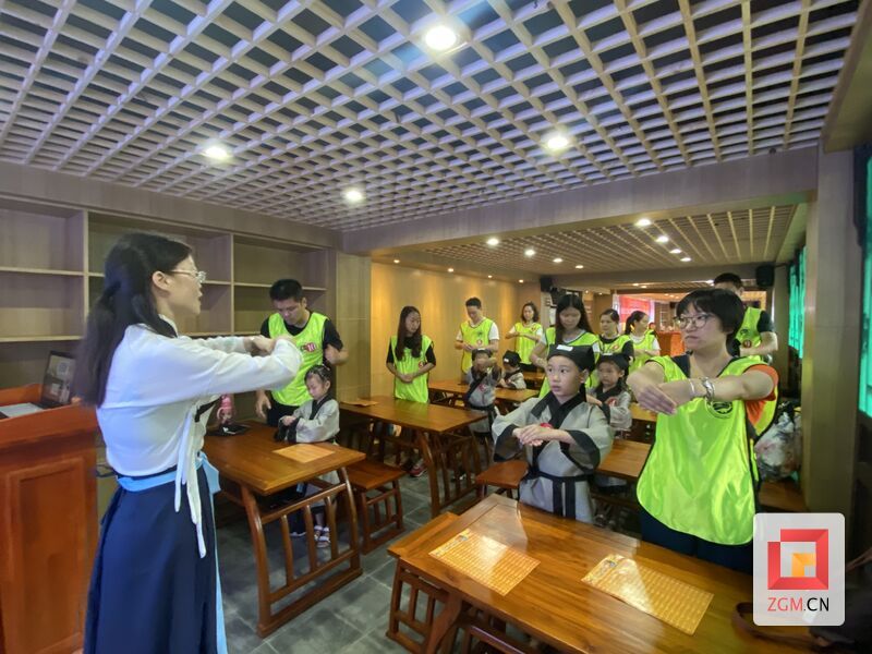 盐博馆亲子家庭学习礼仪知识.jpeg