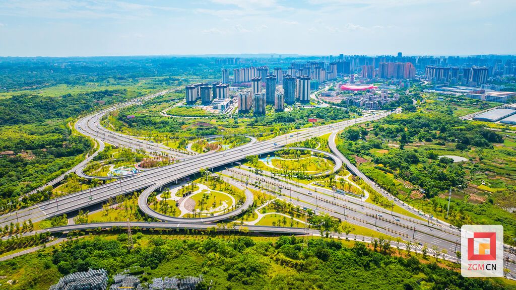 立交橋與遠(yuǎn)處的城市建筑構(gòu)成一幅動(dòng)靜相宜的和諧畫面 記者 宋姿熠 攝.jpg