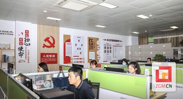 充满红色力量的招商服务大厅.jpg