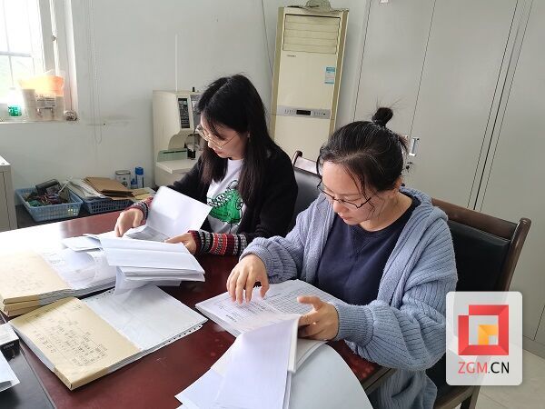 圖為何市鎮(zhèn)交叉檢查組正在核對村級財務(wù)資料(李益梅?攝).jpg