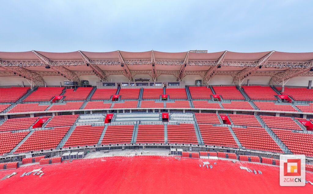 新座位就位南湖体育中心座椅有序安装 整齐划一迎观众 记者 宋姿熠 摄.jpg