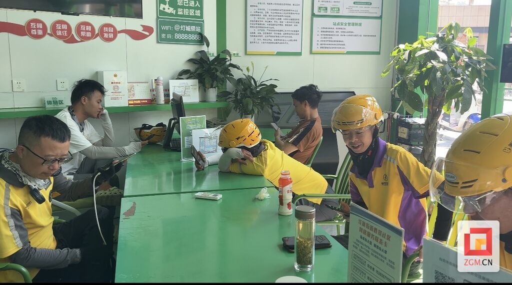 一边吹空调 一边等待接单 实习生 李雅琪 摄.jpg