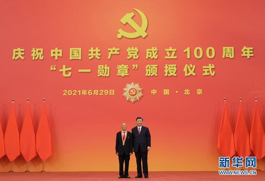6月29日，庆祝中国共产党成立100周年“七一勋章”颁授仪式在北京人民大会堂金色大厅隆重举行。中共中央总书记、国家主席、中央军委主席习近平向“七一勋章”获得者魏德友颁授勋章。新华社记者 李学仁 摄