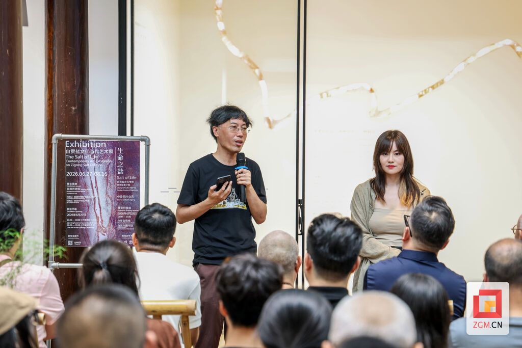 展览开幕式现场,策展人孙晓鸣(左)和展览执行人彭玮雯(右)和大家交流,.jpg