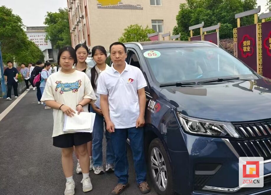 参与送考活动的胡义金(右一).jpg