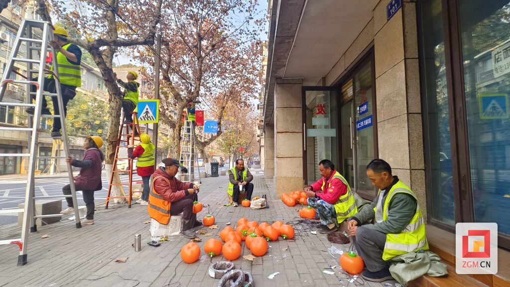 工人师傅正在整理彩灯 记者罗祥瑞摄.jpg