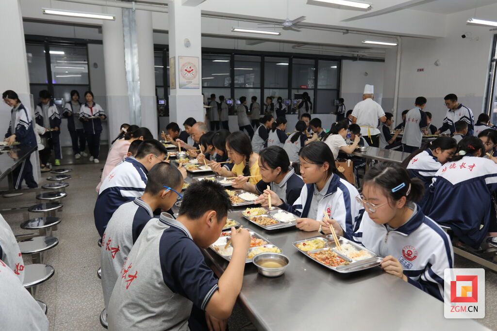 江姐中学家长与学生共进午餐 罗祥瑞 摄.JPG