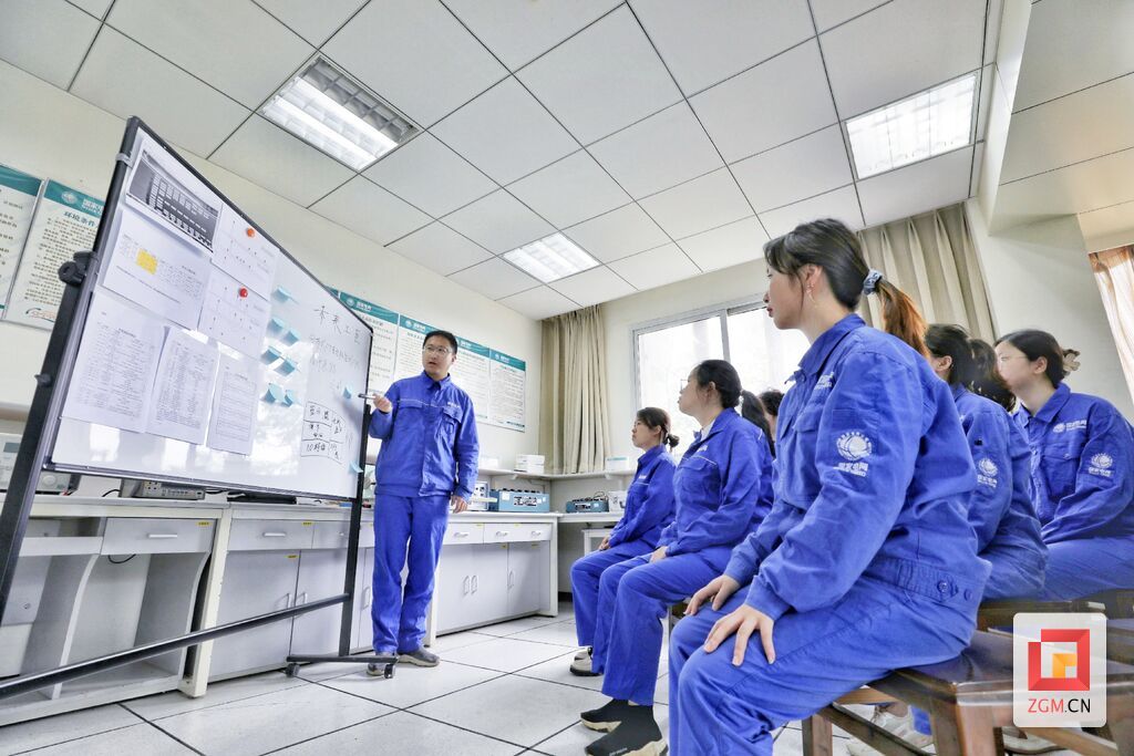 胡夢琪在 未來工匠 團隊創(chuàng)新方案討論會上介紹操作步驟.jpg