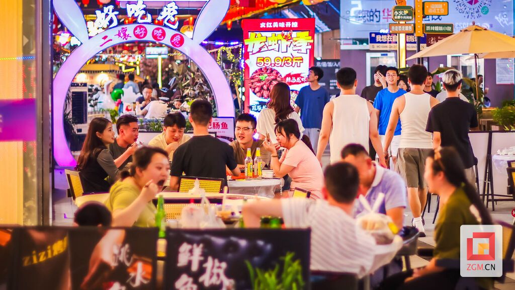 在美食街,消费者络绎不绝 记者 宋姿熠 摄.jpg