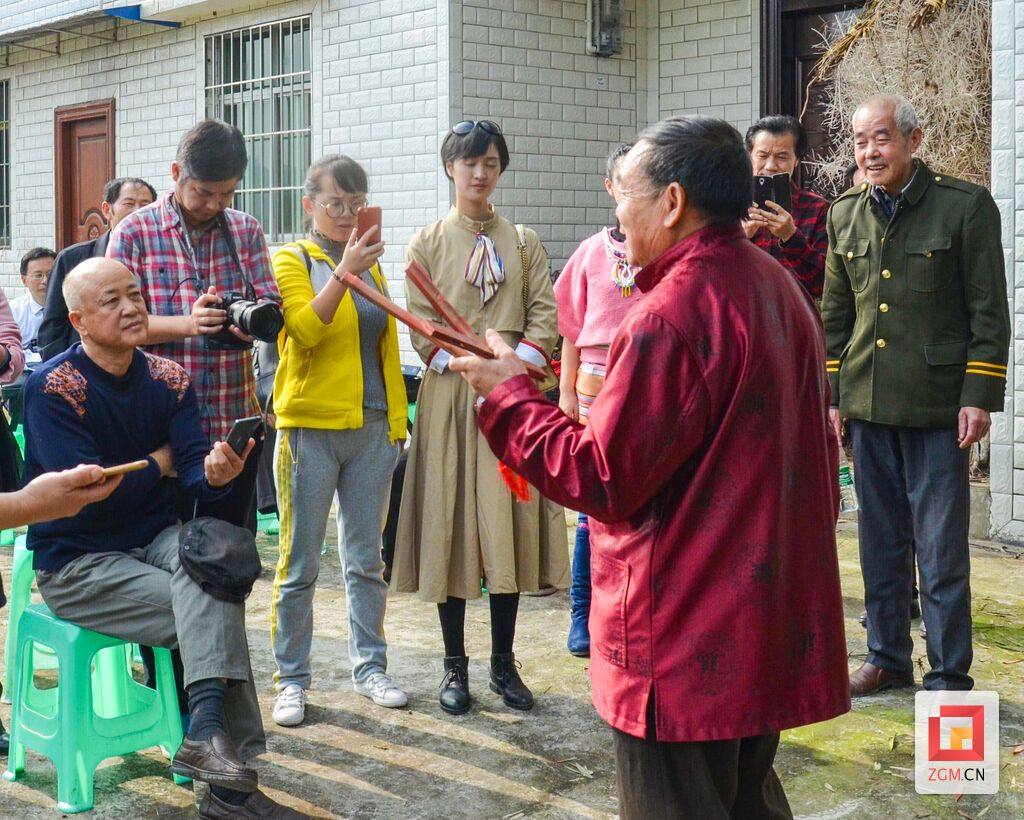 王正冶(左一)下乡采风.jpg