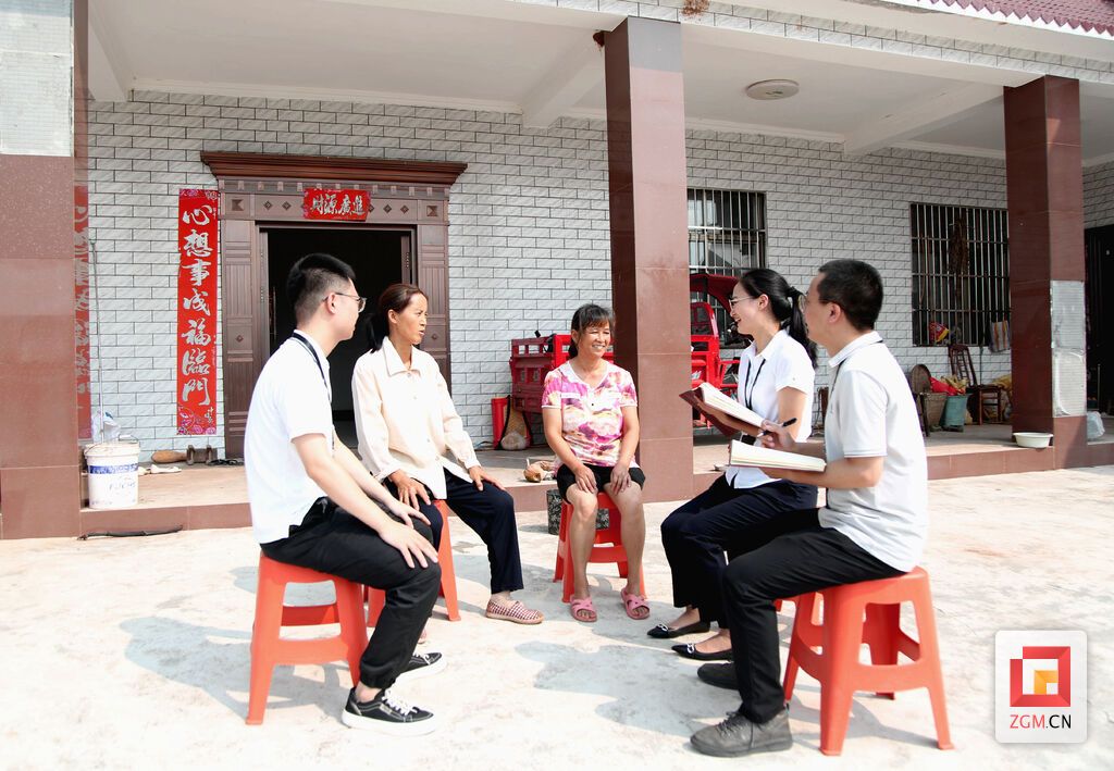 自贡市荣县“纪巡审”联动监督组深入群众家中走访了解枇杷产业路建设情况.jpg