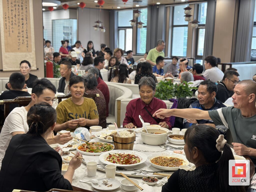 端午期间豆花店火热 (1).jpg