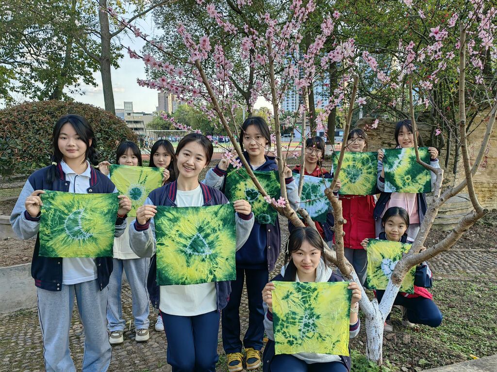 学生扎染作品.jpg