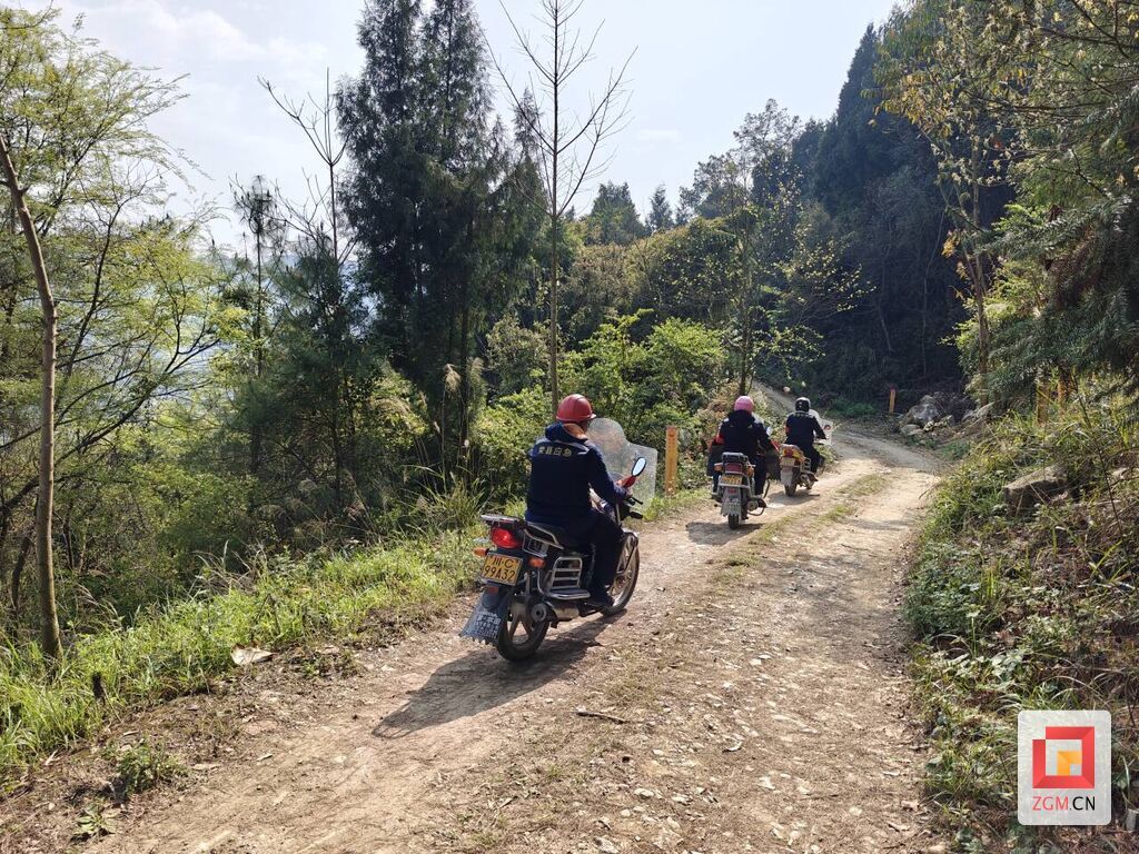 骑车巡逻.jpg