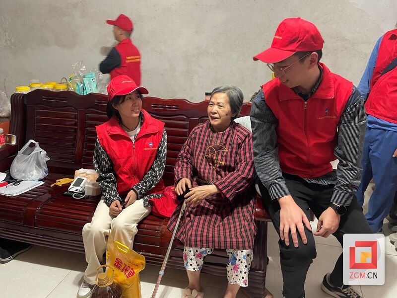 向阳社区：重阳敬老 志愿者在行动（1）.jpg