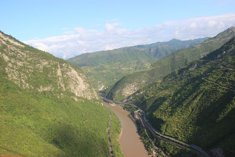 以前，四川省古蔺县太平镇与对岸的贵州省习水县习酒镇之间没有桥，两岸来往需要绕行2小时车程。图片由古蔺县委宣传部提供