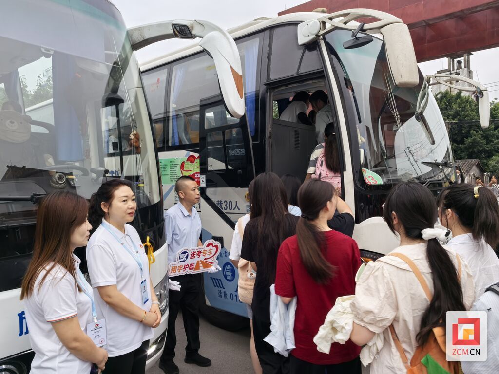 参与爱心送考活动的单位和个人越来越多.jpg