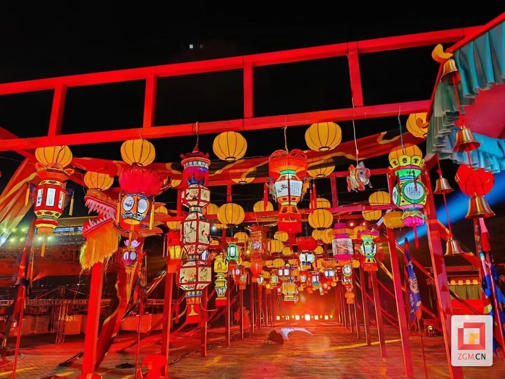 布展中的胡氏花燈.jpg