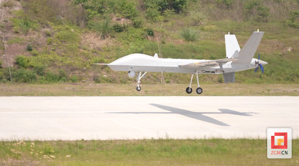 翼龙-2无人机从自贡兰田机场起飞.png