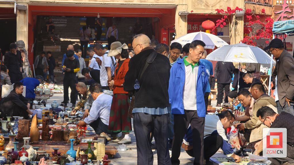 现场人头攒动、氛围浓厚 记者罗祥瑞摄.jpg